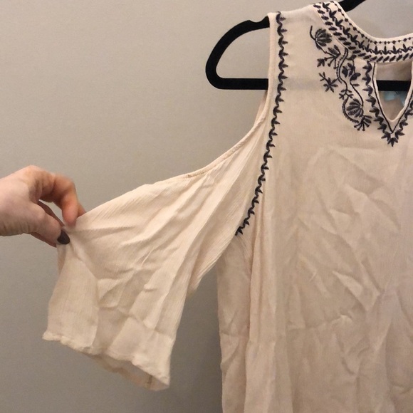 She + Sky Cold Shoulder Top Embroidered Size Medium Boho - Picture 3 of 10